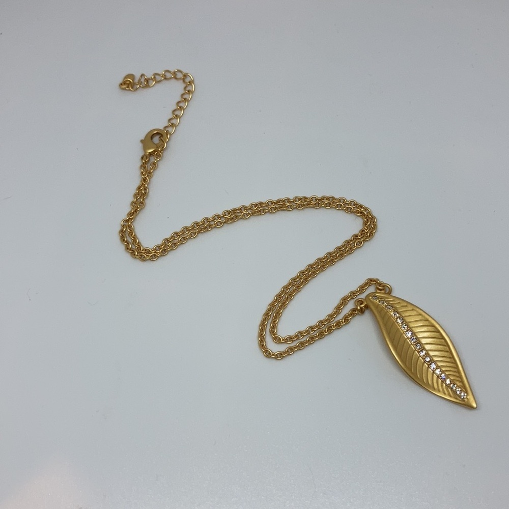 Leaf necklace, brand new 16 inch necklace - Picture 2 of 3